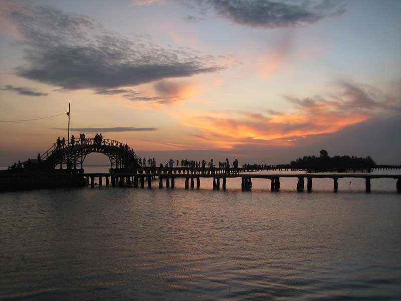 Jembatan Penghubung Antara Pulau Tidung Besar - Kepulau Tidung Kecil ( Jembatan Cinta )