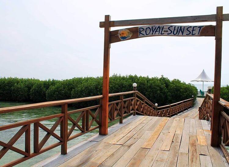 Pulau Royal merupakan semi resort yang berada di pulau kelapa kepulauan seribu,  dengan budget 1.900.000 kamu sudah bisa menikmati pulau royal tersebut